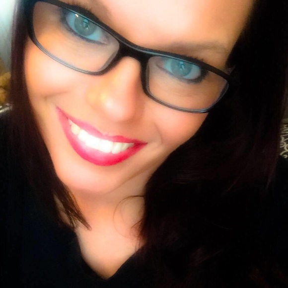 Meet your Posher, Amanda - Picture 1 of 5